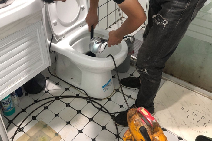 老边疏通下水道