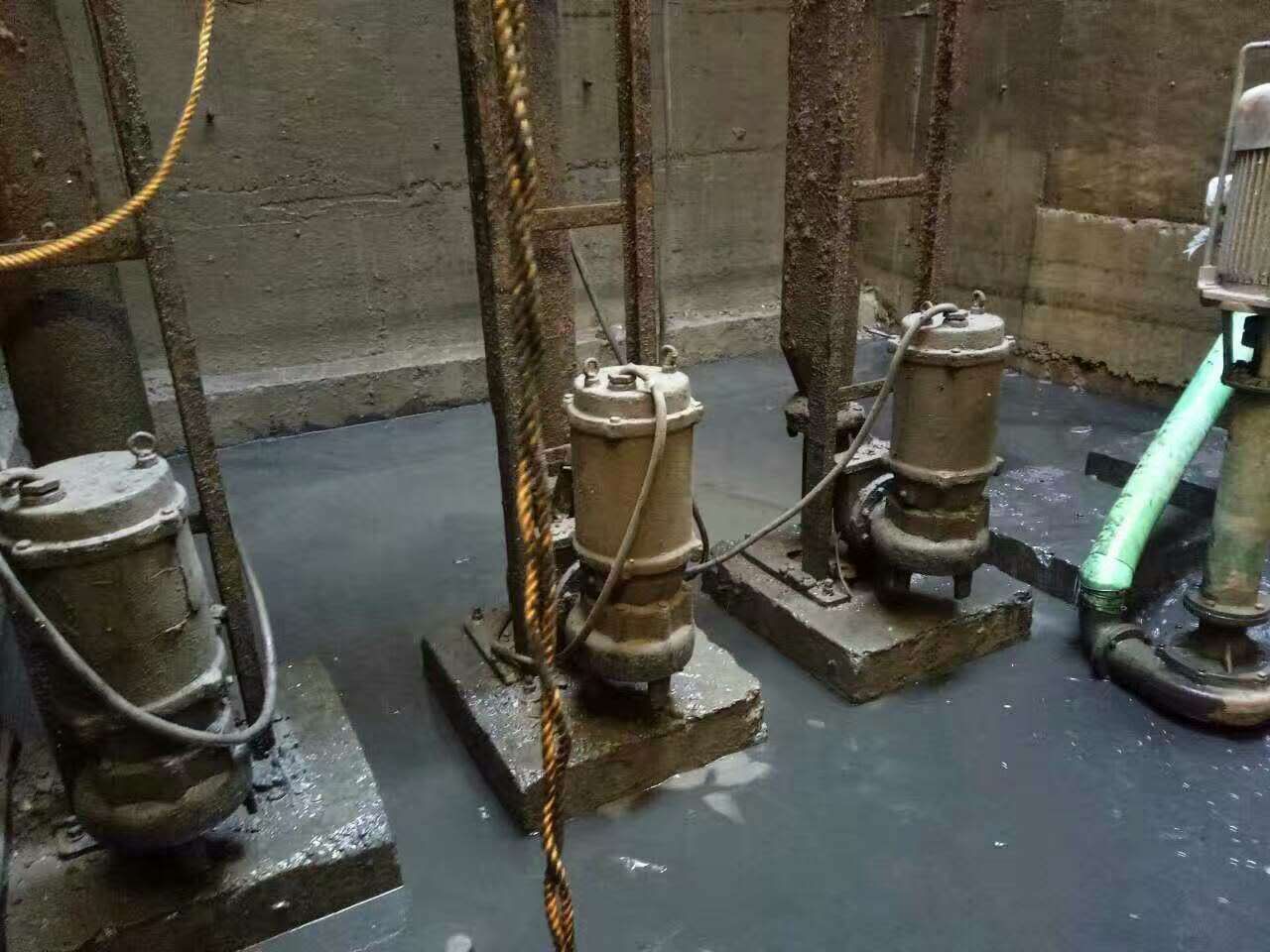 老边污水池清理