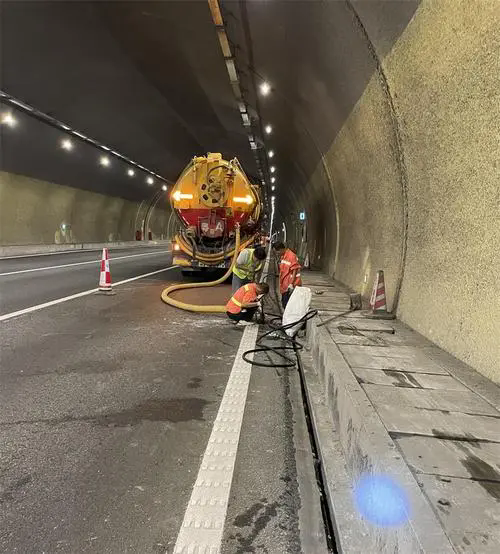 老边隧道排水渠清淤